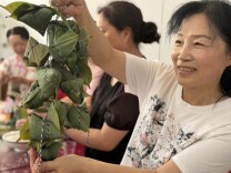粽香暖家园 一力社区开展第六届退休人员端午趣味活动