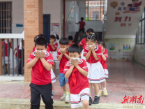 消防演练淬初心！石鼓区朝阳小学举行2026年春季消防应急演练