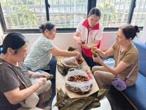 邻里粽情聚暖意 端午安康润民心
