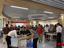 泽盛社区：青艾盈门传家风 粽香寄意怀家国