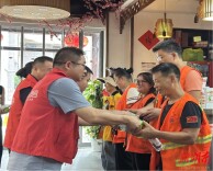 夏日炎炎，有你超甜——桐荫里社区在职党员为户外劳动者撑起“清凉伞”