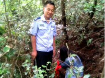 女子深山迷路，警民及时救助