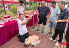 “我没有惊天动地，只想多行善事”——记全国志愿服务“四个100”优秀典型曾庆雄