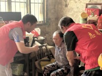 端午将至送温暖，代表乡贤走村入户情系群众