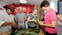 包粽子  送温情