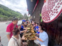 粽叶飘香岩脚村 乡村振兴暖人心——靖州岩脚村开展端午节包粽子主题活动