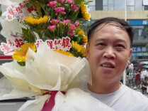 女儿散考，爸爸举着最大一捧花来接她 