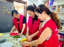 暖心又暖胃！“围裙妈妈”上门为老人烹制生日宴