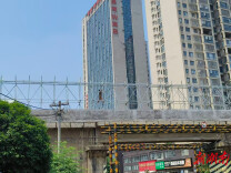 娄底市城管执法支队依法处置一起违规设置户外广告行为
