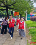 长沙广益社区：大帐篷、手举牌、一瓶水，华益中学考点门口有群“护考人”