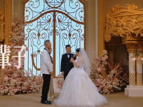 57岁女子参加婚礼，发现新娘是自己！当事人儿子：给爸妈筹办了一场迟到的婚礼