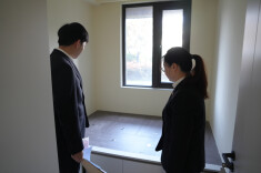 开发商错贴门牌男子花20万装修邻居家，法官调解→