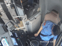 全车12名乘客平安，他却倒在了座椅上……