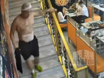 男厨师赤裸上身救女顾客被质疑？本人回应