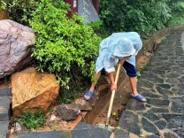 雨中坚守筑防线 暖心服务保平安