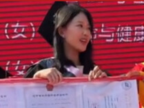 女生大学期间斩获60余项奖状证书，在毕业典礼亮出 “荣誉卷轴”