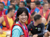 铿锵玫瑰震资江！邵阳龙舟赛唯一女鼓手曾琪手掌磨破仍奋力击鼓