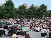 北大女生在公园当上“周末歌手”，她的舞台没有围栏