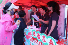 法治龙舟巧融民俗 趣味普法护航龙超——汨罗法院开展“法治龙舟・答题闯关”志愿服务活动
