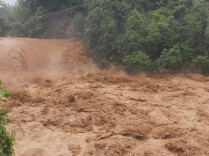 多条河流水位上涨 广西三江强降雨致道路中断线路停电