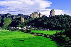 邵阳崀山景区：冒雨送伞援手换胎，暖心服务获游客致电表扬