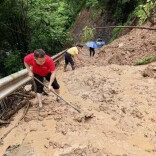 暴雨致道路滑坡 桑植县人潮溪镇干群徒手抢险保畅通