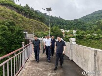 何朝晖赴娄星区督导城市运行安全和防汛工作