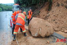 溆浦县公路建设养护中心：暴雨致省道塌方阻路 养护人员4小时紧急抢通保畅通