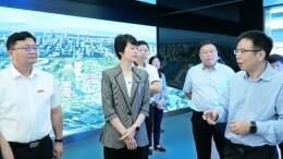 罗琼在湖南工业大学调研