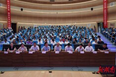 长沙科技学院大一新生站“C位”，向企业高管“答辩”职业规划