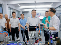 毛万春在湖南电子科技职业学院调研