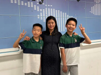 山东一孕35周老师不慎在走廊滑倒，两名学生飞奔上前搀扶，老师提汉堡炸鸡感谢
