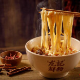 一碗粉征服京城，龙记鲜粉凭什么火爆味到京城美食节