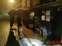 党旗在防汛抗灾一线高高飘扬｜新晃党员干部奋战防汛一线抢险救灾