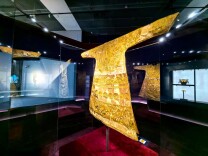 510万针织就的金丝龙袍亮相！“熔金择粹”黄金珠宝艺术展在京开幕
