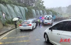 暴雨中那一抹藏蓝 为伤者撑起“生命守护伞”