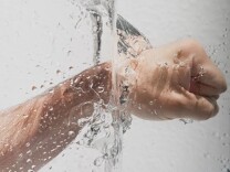 听劝！夏天别再猛冲凉水澡了，用这个温度洗更降温