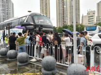 娄底高效转运800余名因暴雨滞留旅客|湖南日报