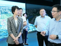 罗琼在湖南工业大学调研