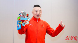 73岁“七星跑者”走进校园，为留守儿童当“配速员”