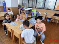 萌娃学交规 安全伴“童”行！邵阳县公安趣味课堂进校园