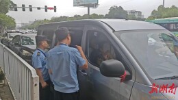 岳阳交通公安联合查获长期盘踞岳潭线“黑车”