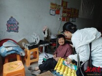 通道侗族自治县残联联合信和社工开展特困、重度残障家庭慰问行动