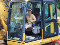 丢下吃到一半的早餐，女挖机手为三村人抢通塌方山路｜26℃