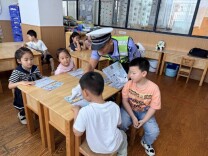 萌娃学交规 安全伴“童”行！邵阳县公安趣味课堂进校园