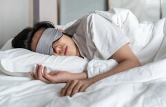 长期这样睡觉的人，大脑加速衰老、全身炎症水平上升