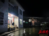 党旗在防汛抗灾一线高高飘扬｜中方县八旬老党员让出祖宅 搭建汛期群众转移临时港湾
