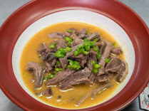 大厨请就位 | 鸵鸟肉你吃过吗？大厨陈洋检教做青椒黄焖鸵鸟腩