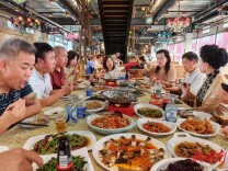 湖南人均年食辣50公斤！三湘名椒“大集合”揽客订货，现场大快朵颐 