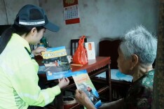 冷水江公安交警开展交通安全“敲门行动”